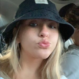 Meet your Posher, Casey